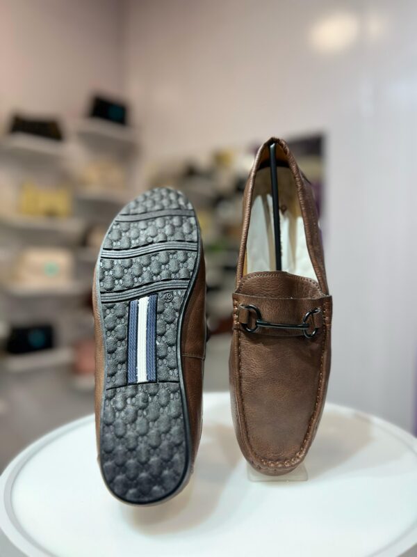2025 Custom Lazy Retro Leather Men's Loafers Comfortable Casual and Driving Bean Shoes with One Foot for Winter and Spring